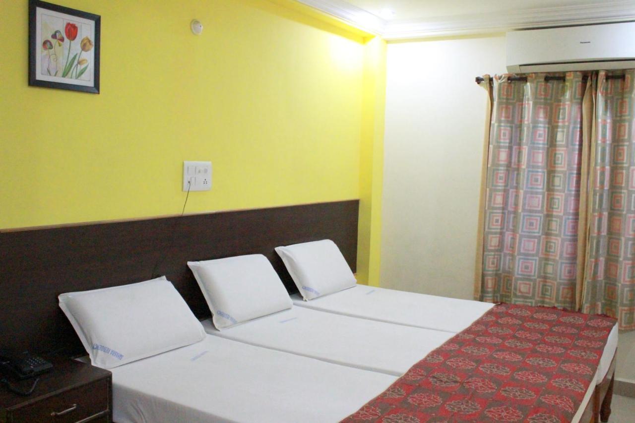 Hotel Sahasra Residency Tirupati Szoba fotó